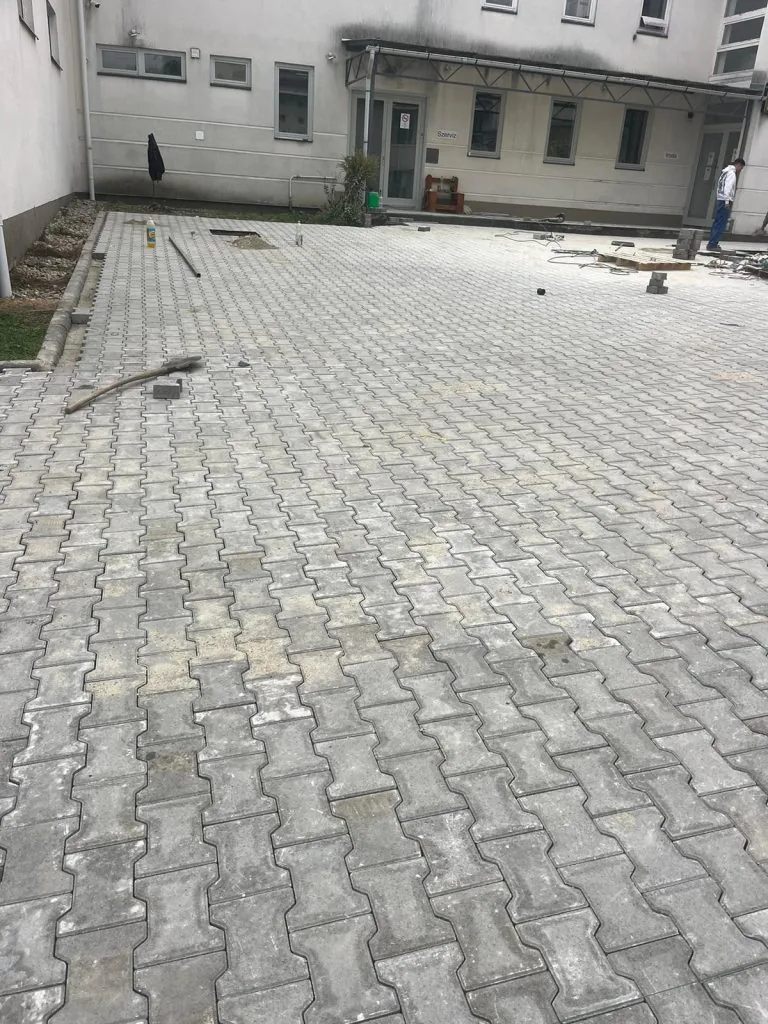 Behaton térkővel burkolt szervizudvar egy telephelyen, kivitelezés közben