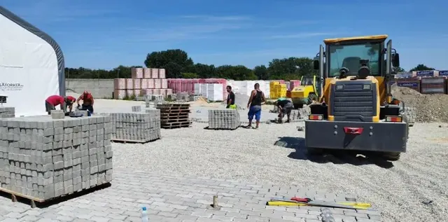 Ipari térkövezés zúzottkő alapon, homlokrakodóval és raklapos térkővel